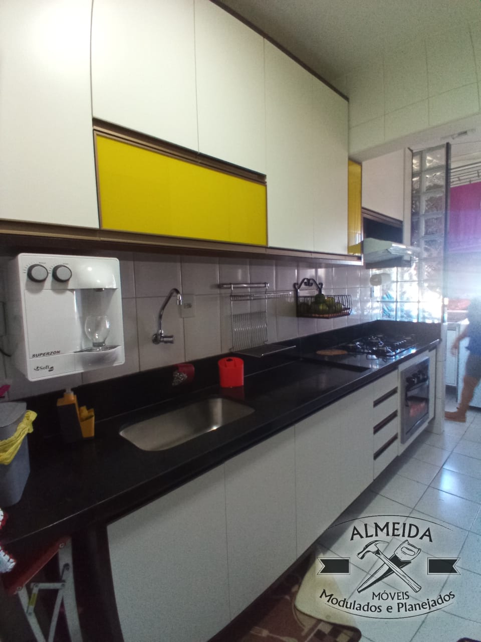 Cozinha amarela planejada
