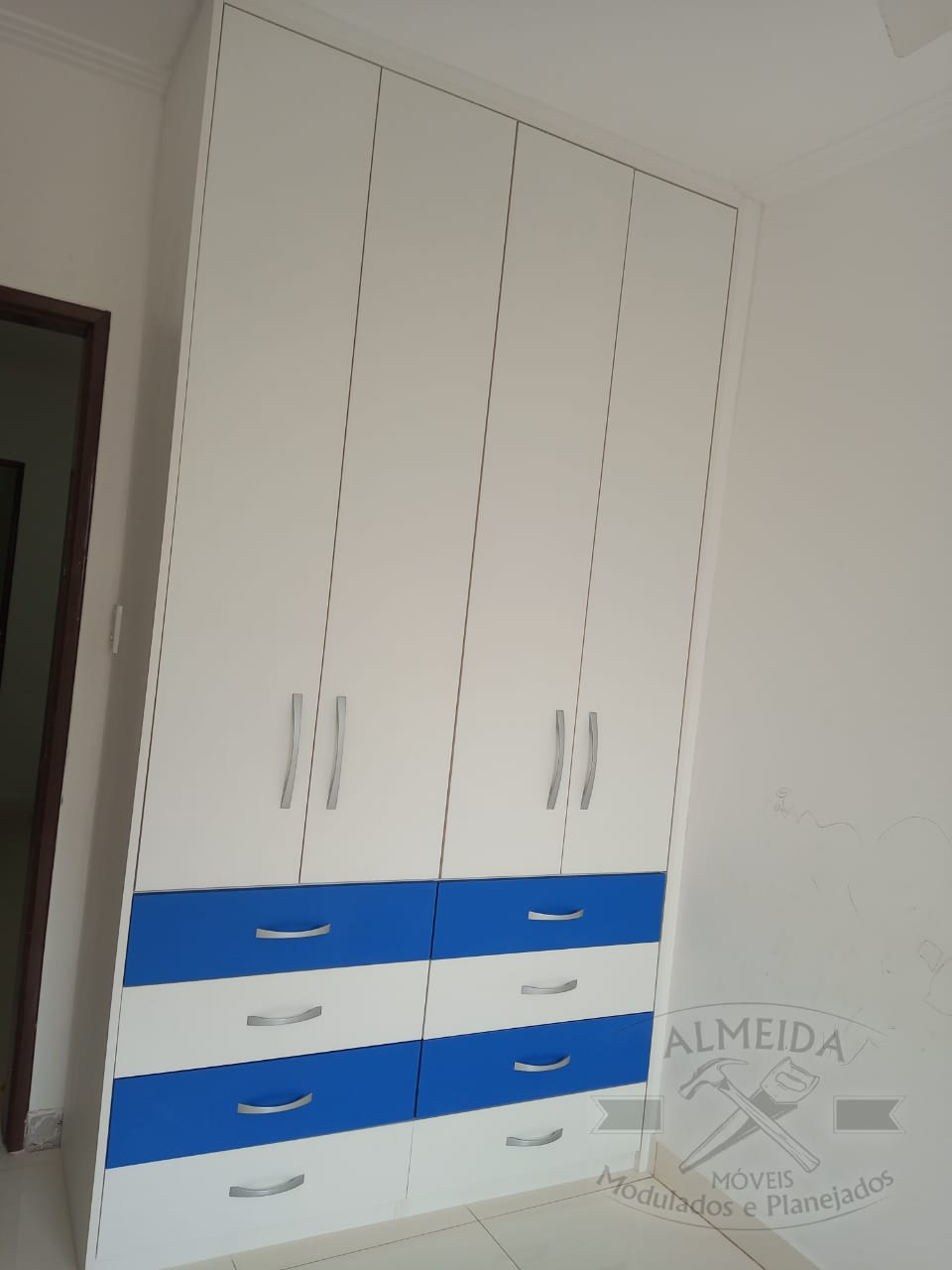 Guarda-roupa azul planejado