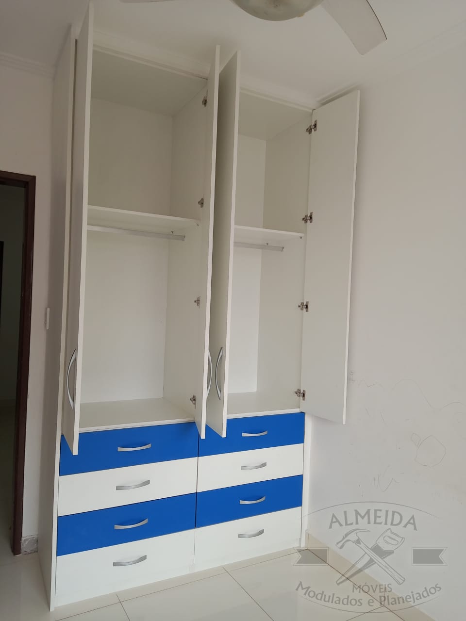 Guarda-roupa azul planejado